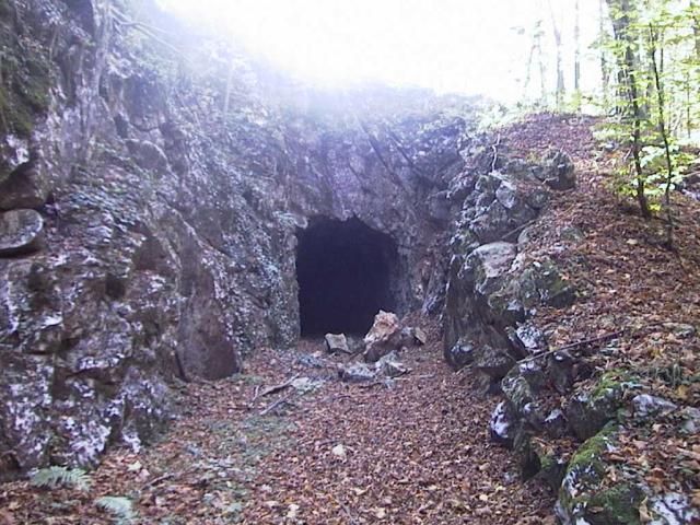 mit einsamen Tunnels, teilweise unter Wasser