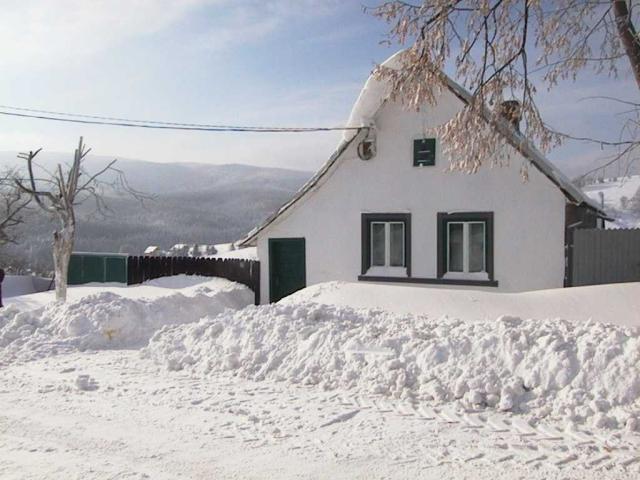 Haus in Wolfsberg, eingeschneit (5.01.2002)