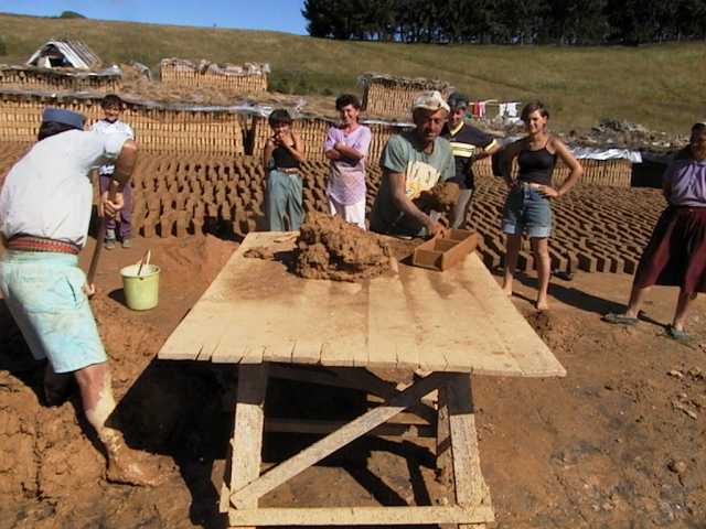 Alles reine Handarbeit - in die Backsteinfrom gebracht